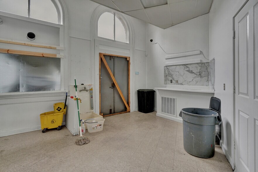 More Photos Of 902 Military Ave, Port Huron Restaurant For Lease