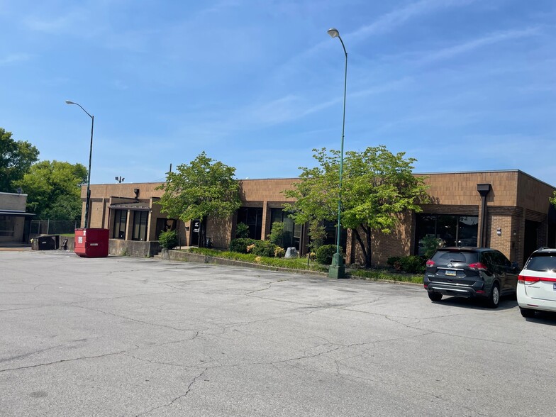 More Photos Of 312 Madison St, Clarksville Office For Sale