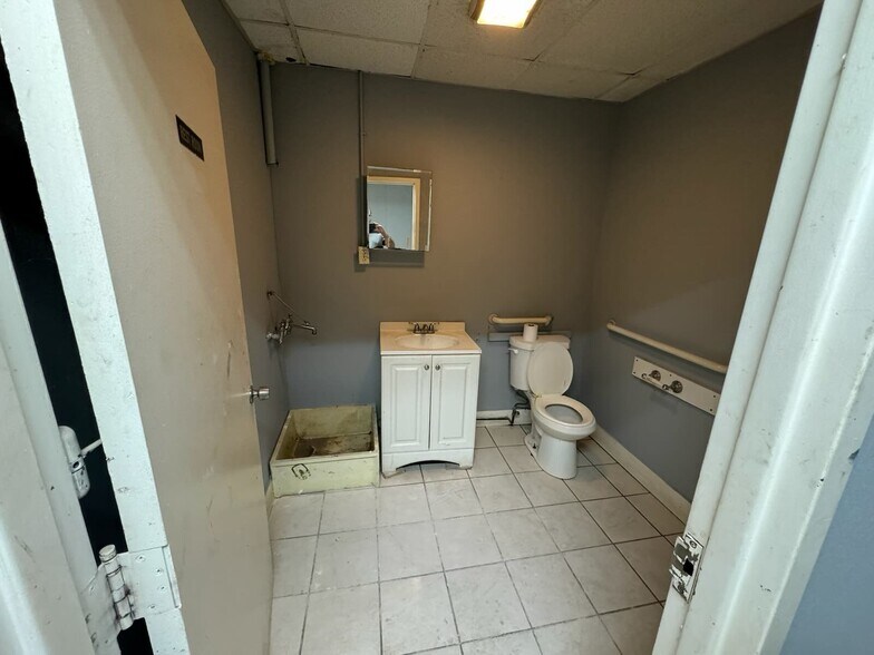 More Photos Of 1001-1003 Bergen St, Newark Storefront Retail Residential For Lease