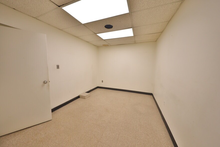 More Photos Of 12 Orben Dr, Landing Showroom For Lease