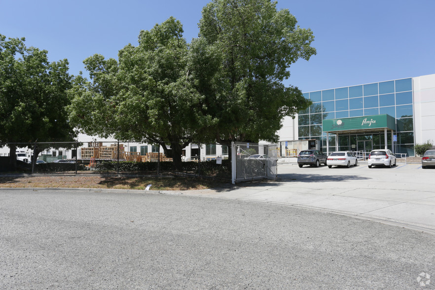 More Photos Of 11591 Etiwanda Ave, Fontana Warehouse For Lease