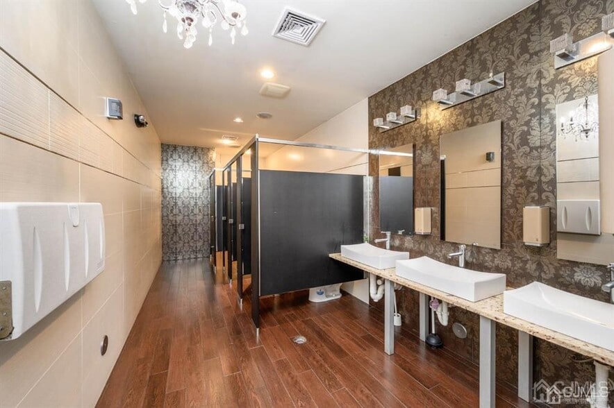 More Photos Of 522 Rt-33, Englishtown Restaurant For Lease