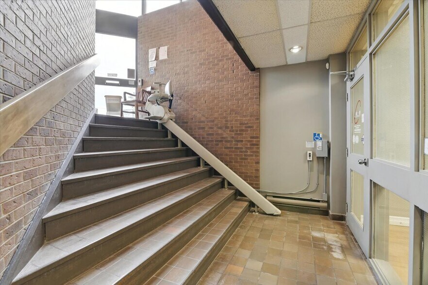 More Photos Of 372 King St, Oshawa Medical For Lease