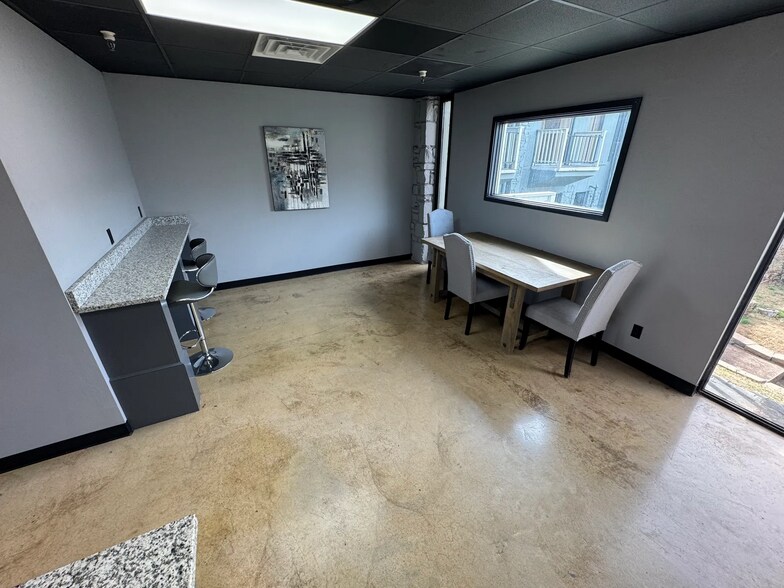 More Photos Of 7901 NE 10th St, Midwest City Office For Lease