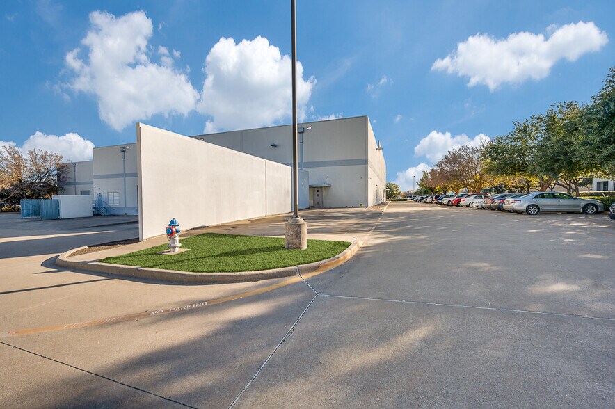 More Photos Of 1701 10th St, Plano Warehouse For Sale
