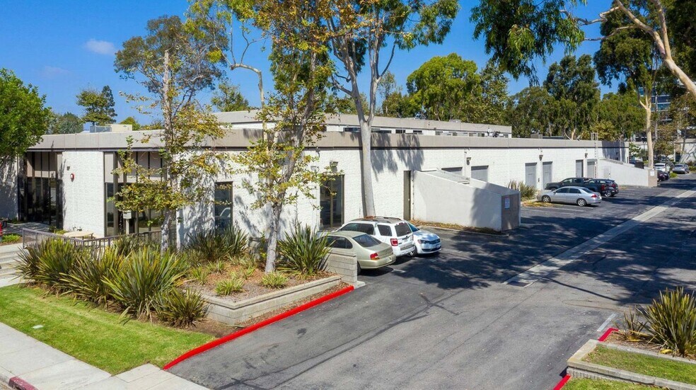 More Photos Of 5800-5860 Hannum Ave, Los Angeles Unknown For Lease