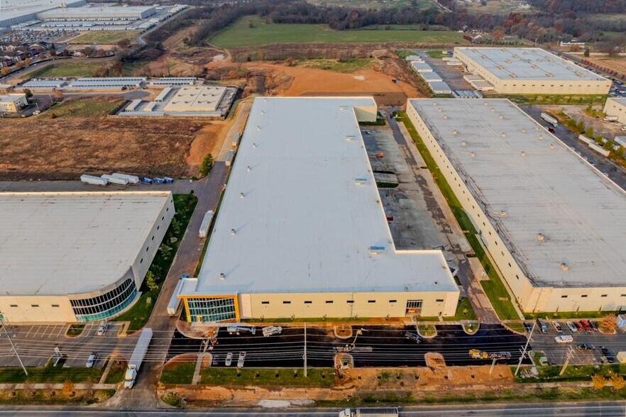More Photos Of 5100 SW Regional Airport Blvd, Bentonville Warehouse For Lease
