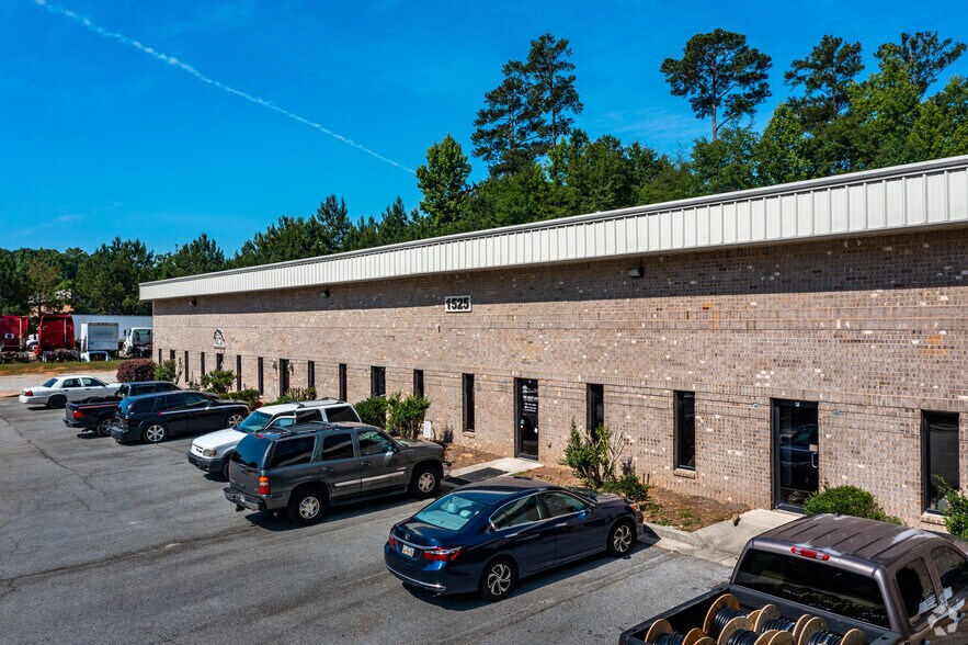 More Photos Of 1525 Senoia Rd, Tyrone Distribution For Lease