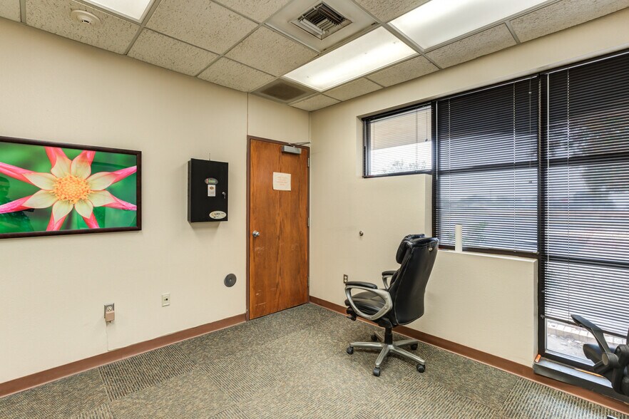 More Photos Of 3802-3806 Interstate 27, Lubbock Office For Sale