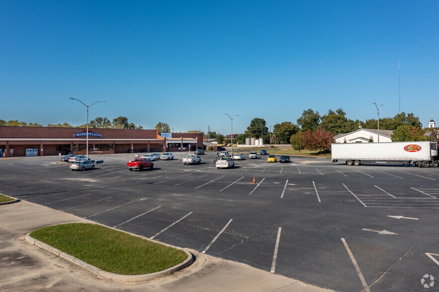 More Photos Of 140 W Dykes St, Cochran Supermarket For Lease
