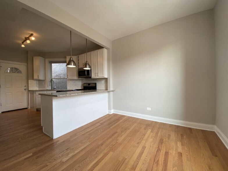 More Photos Of 4401-4403 N Clark St, Chicago Apartments For Lease