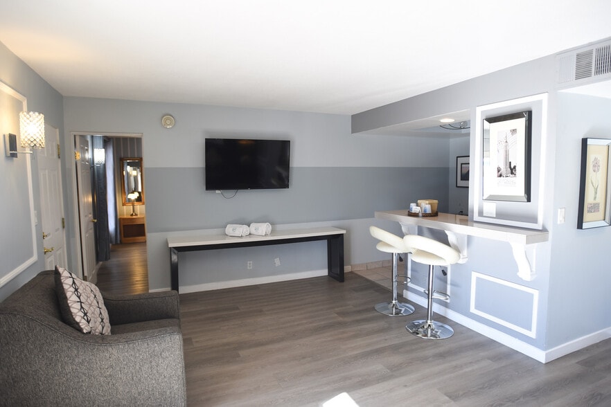 More Photos Of 2330 N Palm Canyon Dr, Palm Springs Hotel For Sale