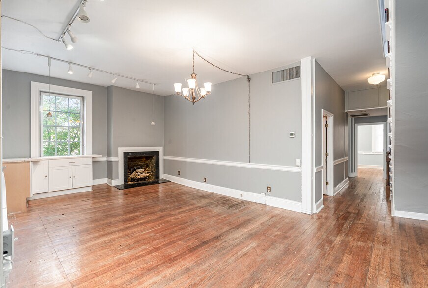 More Photos Of 826 Caroline St, Fredericksburg Storefront Retail Office For Lease