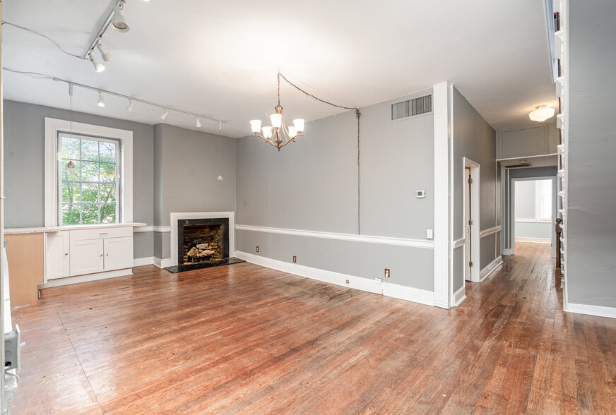 More Photos Of 826 Caroline St, Fredericksburg Storefront Retail Office For Lease