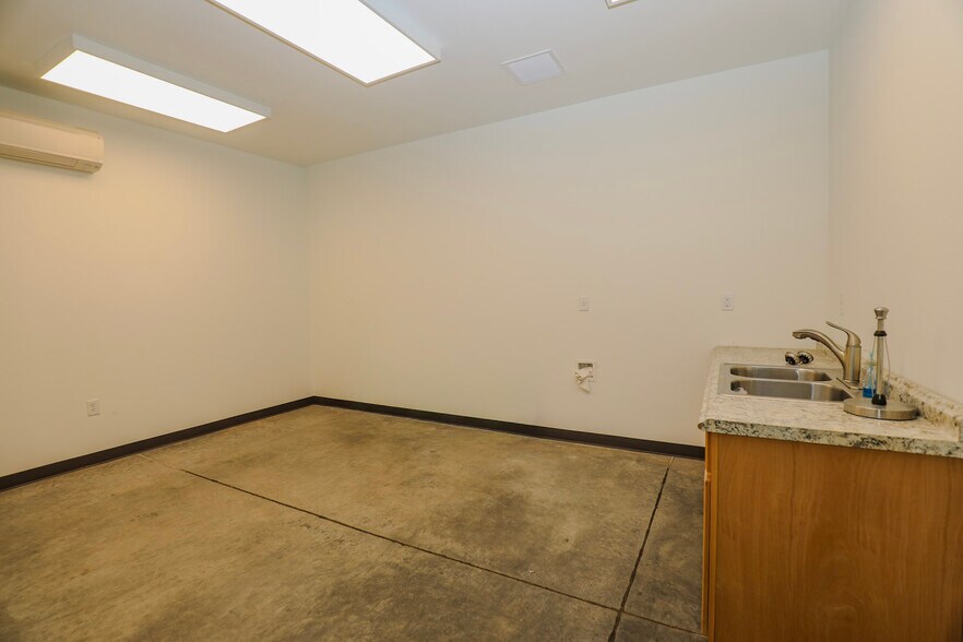 More Photos Of 135 NE Mill St, Grants Pass Storefront For Sale