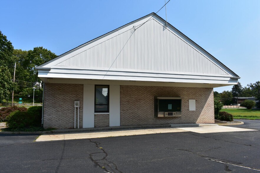 More Photos Of 902 Main St, Stillwater Bank For Lease