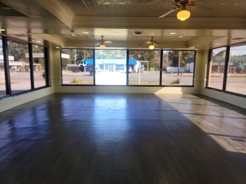 More Photos Of 2405 Neuse Blvd, New Bern Showroom For Sale