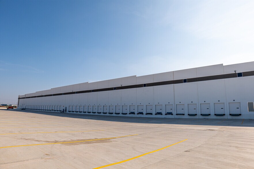 More Photos Of 1017 Northway Ln, Laredo Distribution For Lease