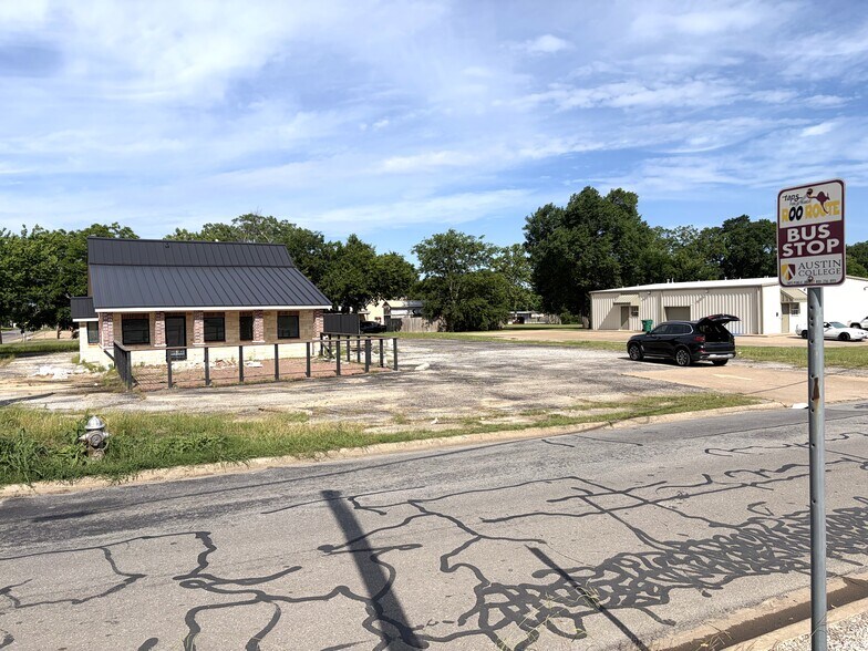 Primary Photo Of 900 N Broughton St, Sherman Restaurant For Sale