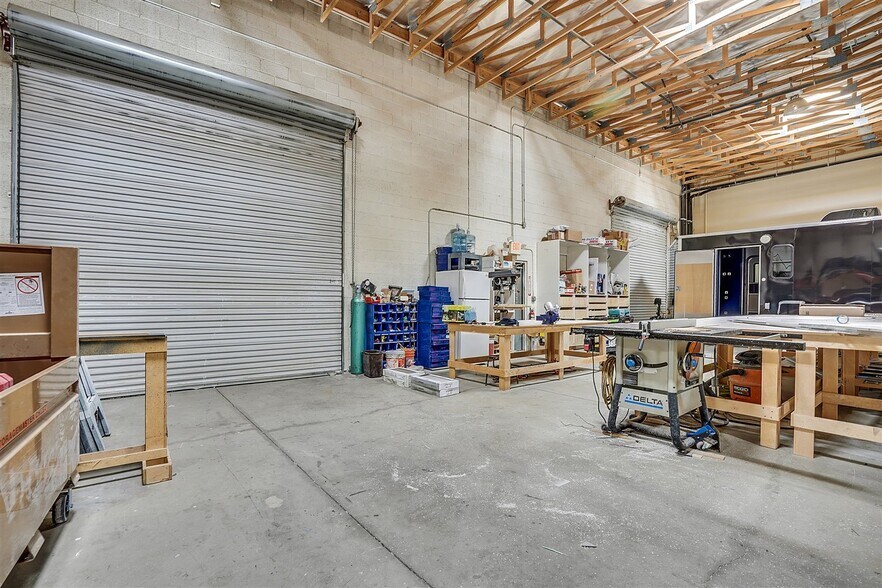 More Photos Of 17 E Brooks Ave, North Las Vegas Warehouse For Lease