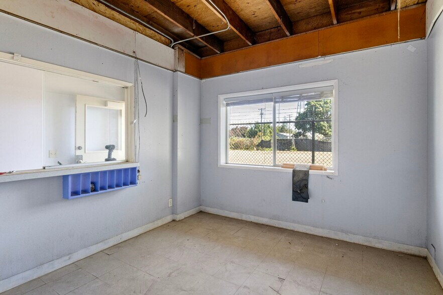 More Photos Of 940 Greenwood St, Junction City Warehouse For Sale
