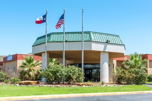 More Photos Of 3605 S US Highway 75, Sherman Hotel For Lease