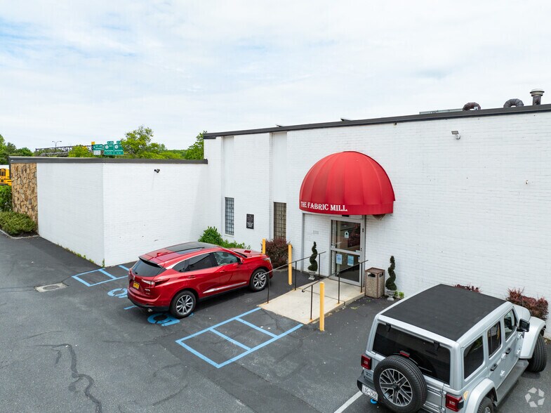 More Photos Of 219 S Service Rd, Plainview Warehouse For Lease