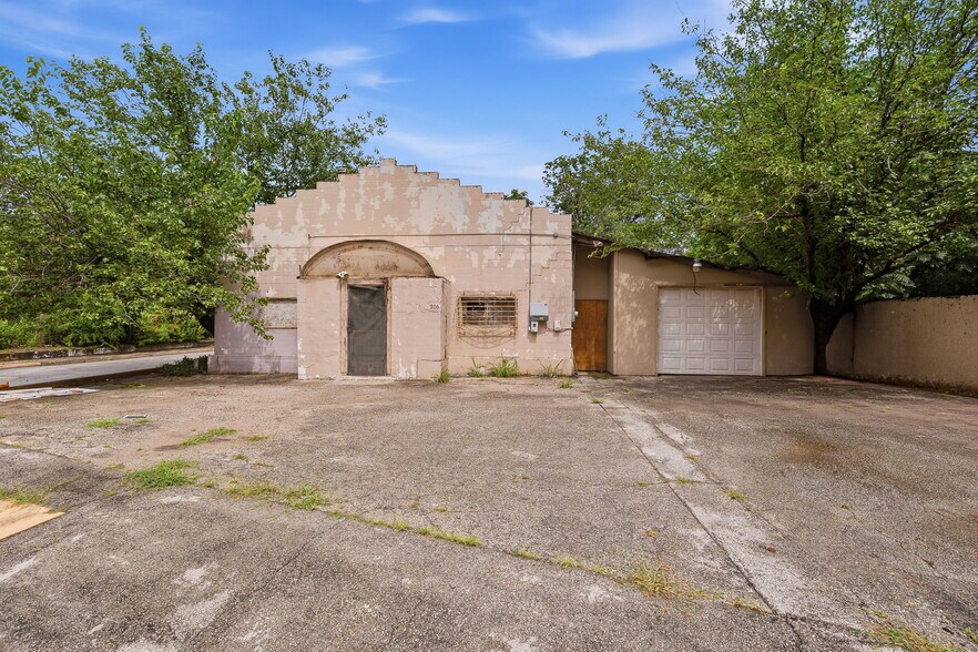 More Photos Of 200 Mission Rd, San Antonio Flex For Sale
