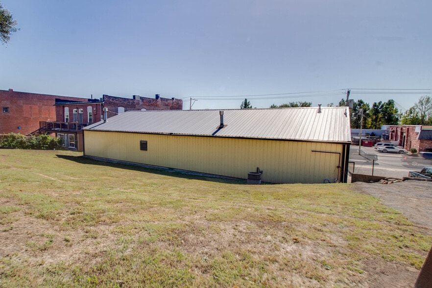 More Photos Of 808 E Broadway, Alton Specialty For Sale