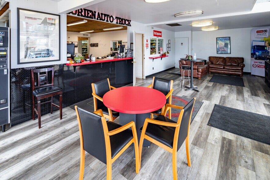 More Photos Of 14600 Ambaum Blvd SW, Burien Auto Repair For Lease