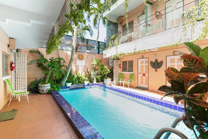 More Photos Of 40 George St, Nassau Hotel For Sale