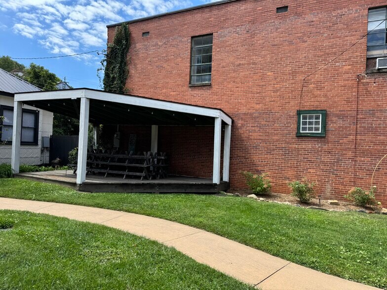 More Photos Of 553 W Main St, Sylva Restaurant For Lease