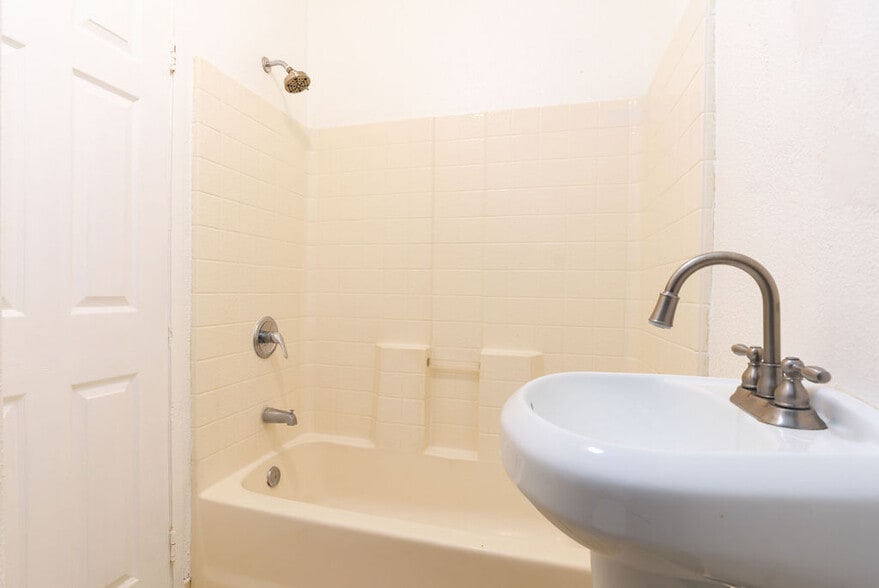 More Photos Of 405-411 1/2 E Esther St, Long Beach Apartments For Sale