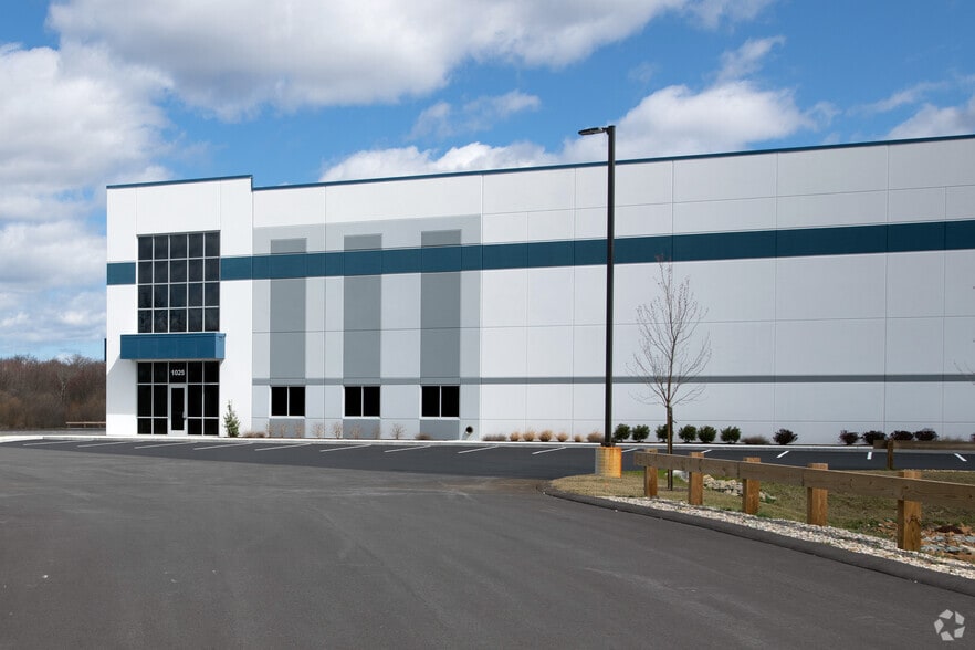 More Photos Of 1025 Elm St, Bridgewater Distribution For Lease
