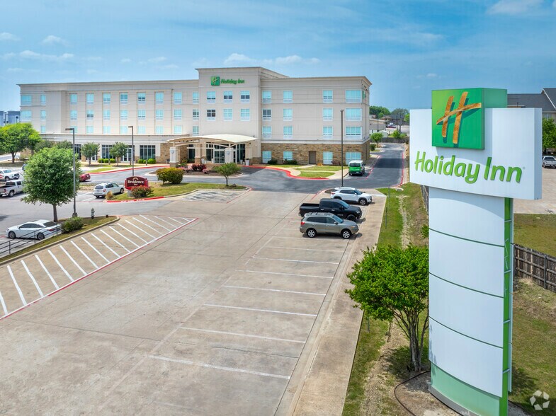 More Photos Of 300 E Central Texas Expy, Killeen Hotel For Sale