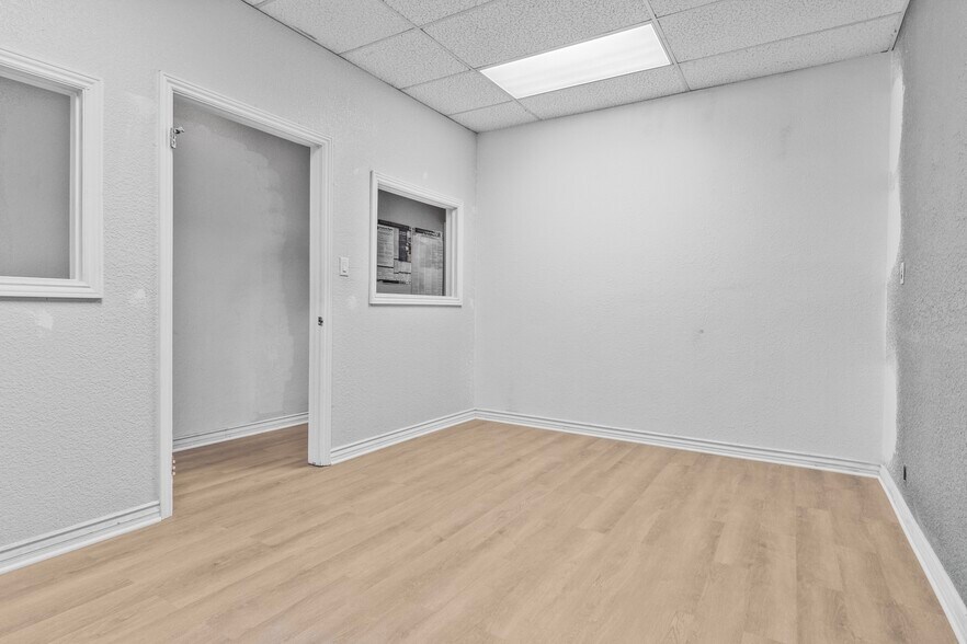 More Photos Of 1613 W Burbank Blvd, Burbank Storefront For Sale
