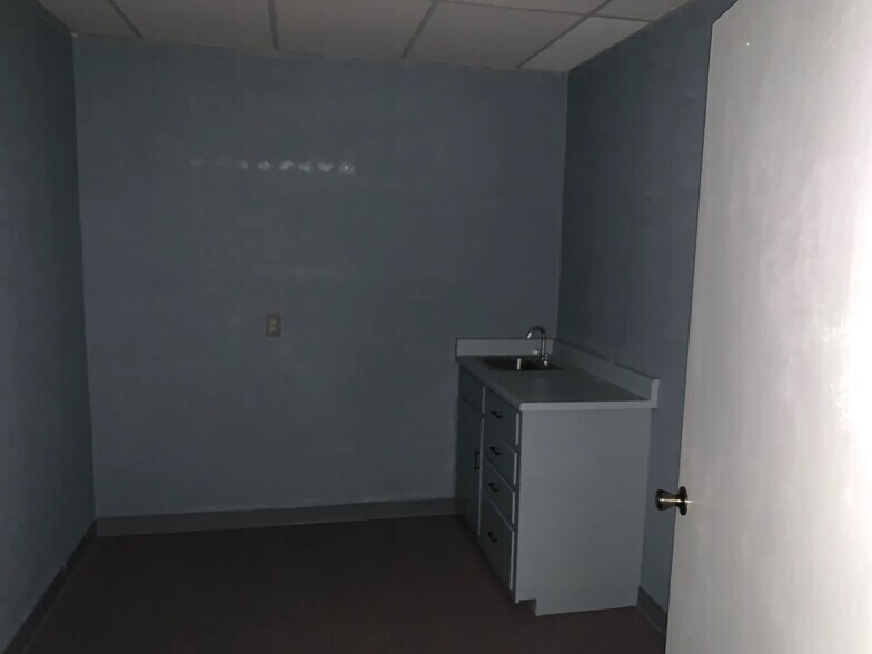 More Photos Of 727–729 Anderson St., Belton General Retail For Lease