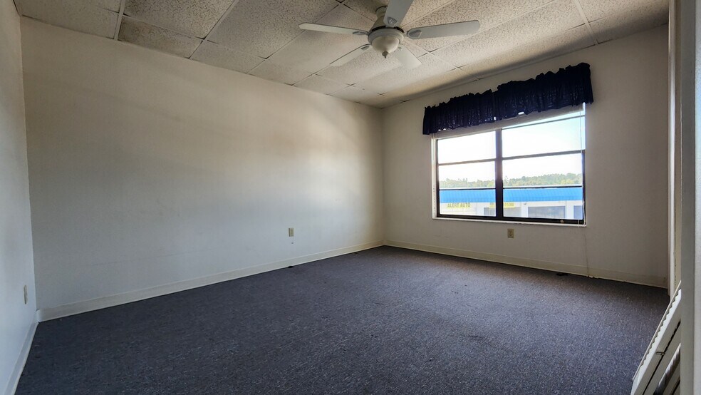 More Photos Of 1108 Commercial Way, Spring Hill Freestanding For Lease