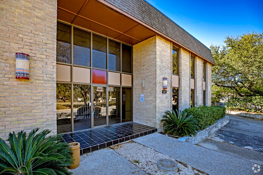 More Photos Of 4139 Gardendale St, San Antonio Office For Sale
