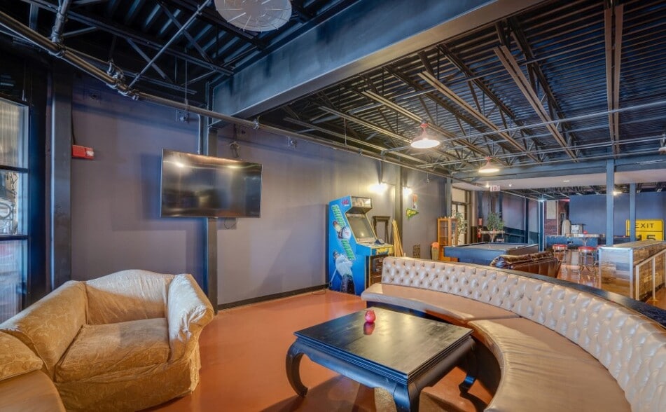 More Photos Of 1130 W Trinity Mills Rd, Carrollton General Retail For Sale