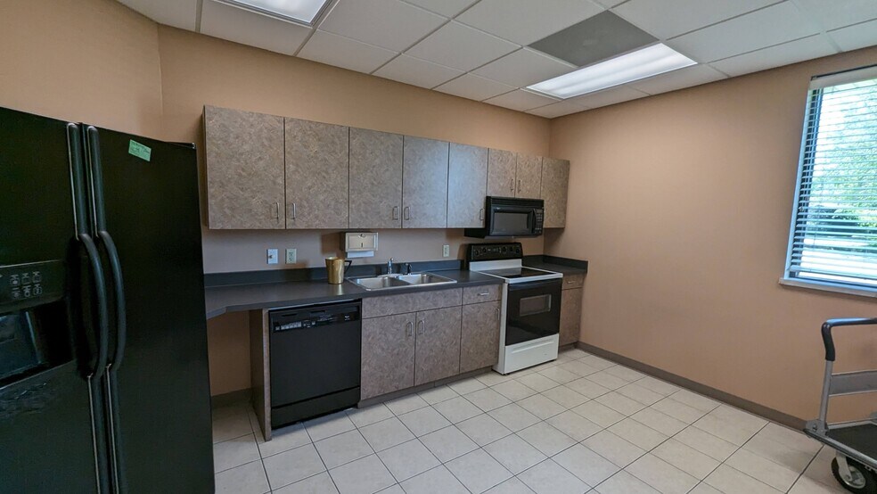 More Photos Of 405 Kays Dr, Normal Medical For Sale