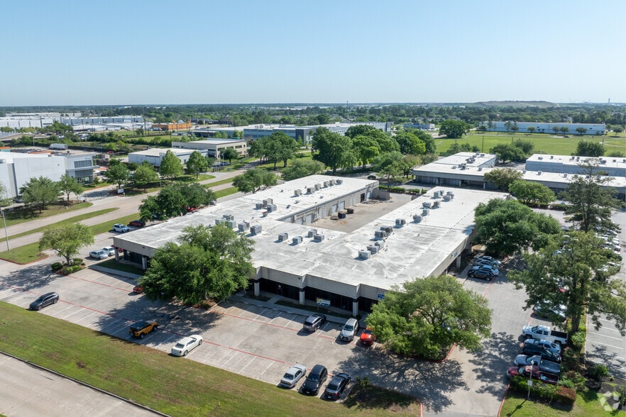More Photos Of 500 Century Plaza Dr, Houston Light Distribution For Lease