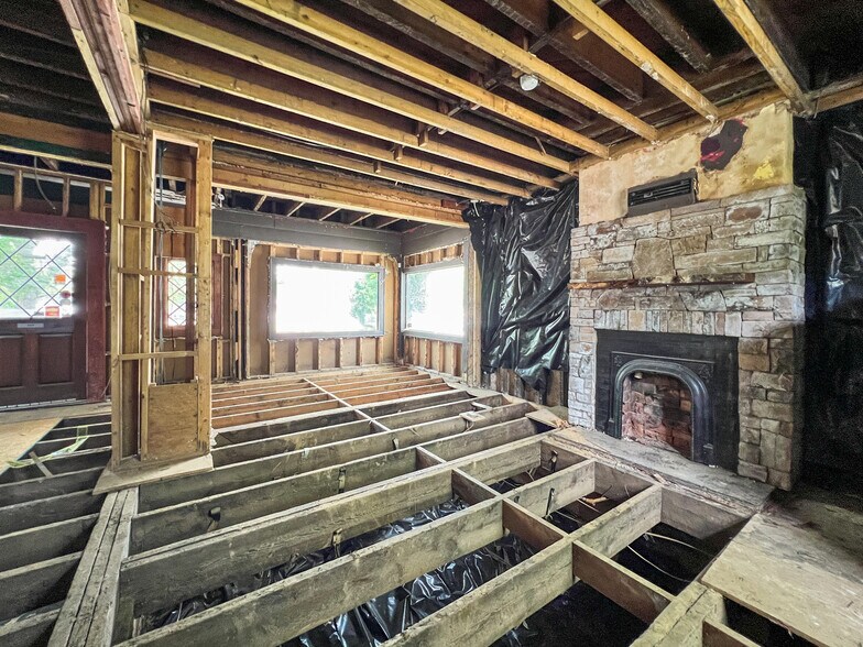 More Photos Of 1 Swan St, Asheville Freestanding For Sale