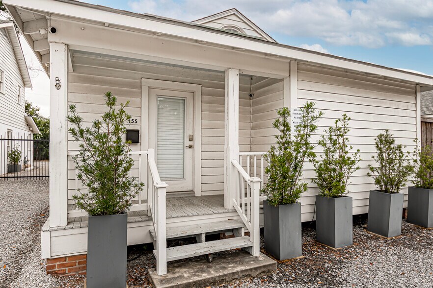 More Photos Of 545-555 S Foster Dr, Baton Rouge General Retail For Sale