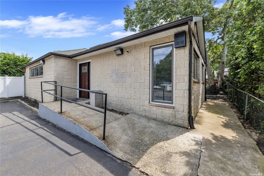 More Photos Of 362 Mooney Pond Rd, Farmingville Office For Sale
