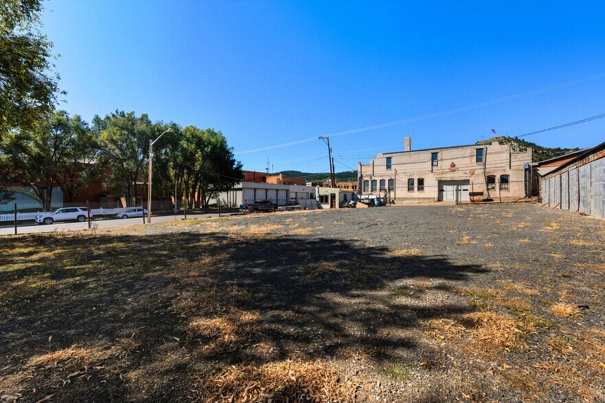 More Photos Of 201 N 2nd St, Raton Auto Repair For Sale