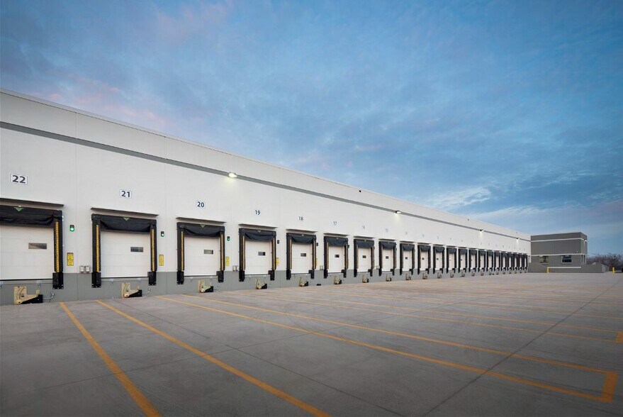 More Photos Of 9800 20th St, Vero Beach Warehouse For Lease