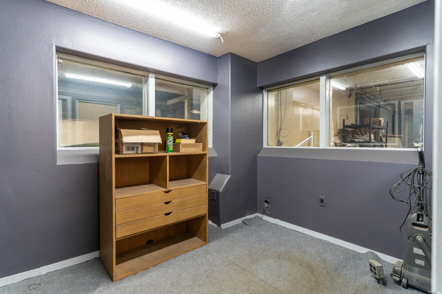 More Photos Of 1400 E 2nd St, Kansas City Manufacturing For Lease