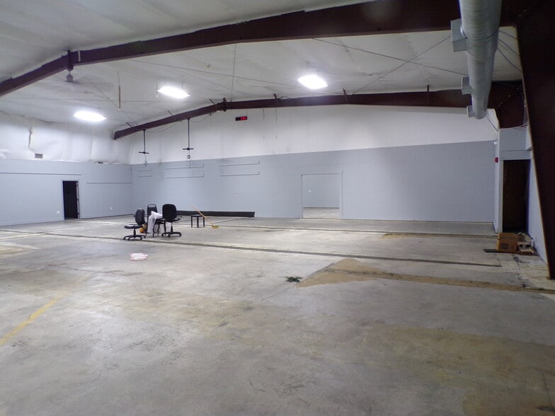 More Photos Of 845 Creative Dr, Lakeland Warehouse For Lease