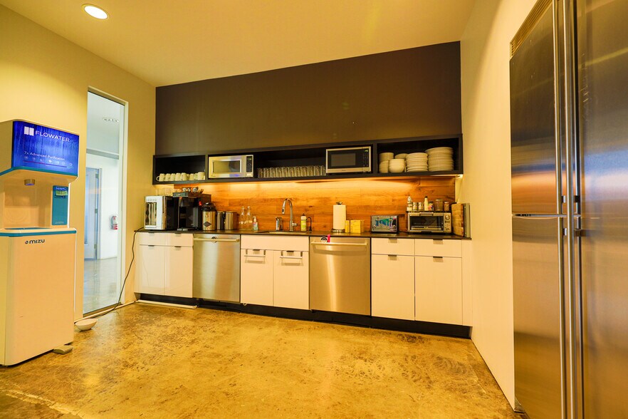 More Photos Of 1700 SE 11th Ave, Portland Office For Sale